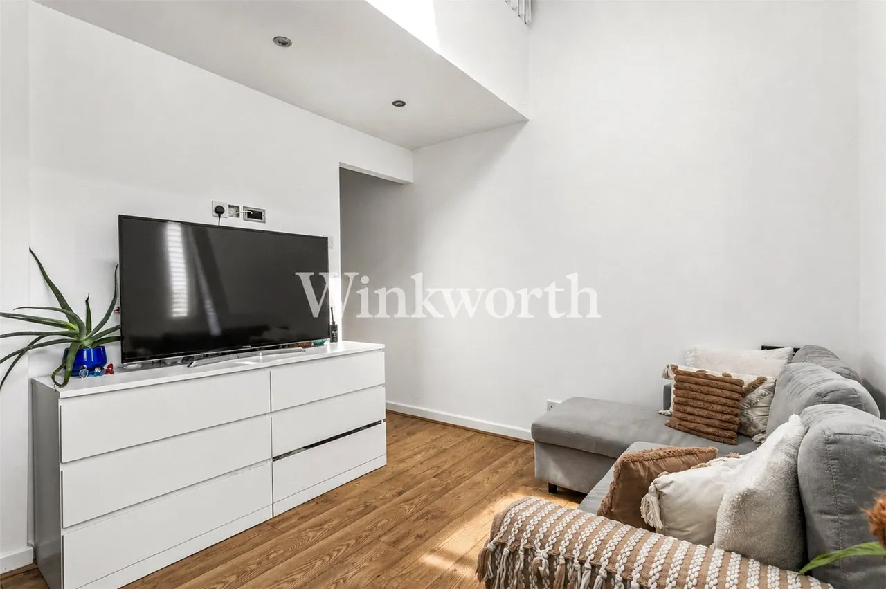 Pilgrims Close, London, N13, photo 11