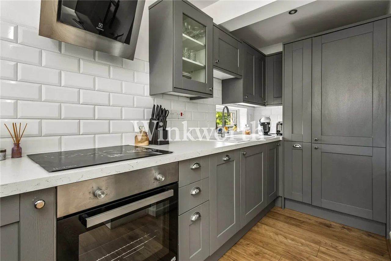 Pilgrims Close, London, N13, photo 6