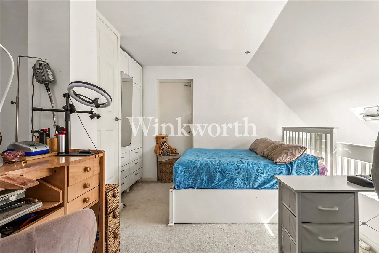 Pilgrims Close, London, N13, photo 7