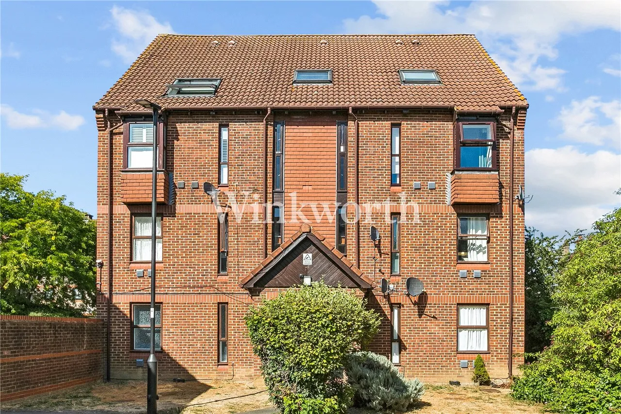 Pilgrims Close, London, N13, photo 8