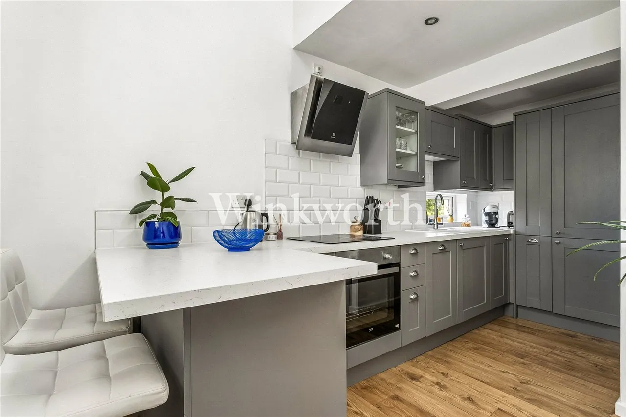 Pilgrims Close, London, N13, photo 4
