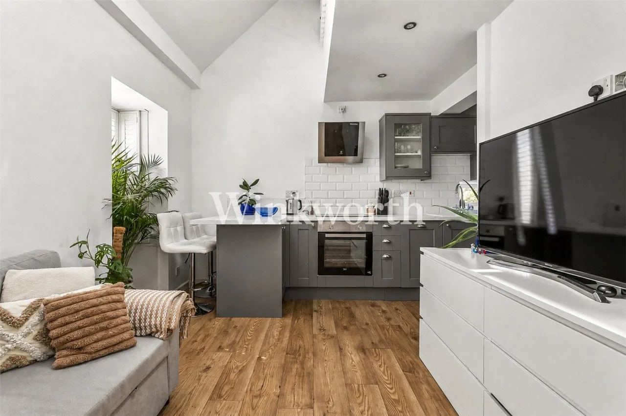 Pilgrims Close, London, N13, photo 10