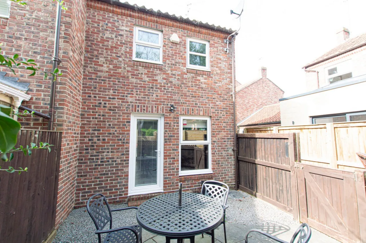 Pear Tree Court, York, photo 8
