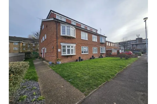 Bucklers Way, Carshalton, photo 12