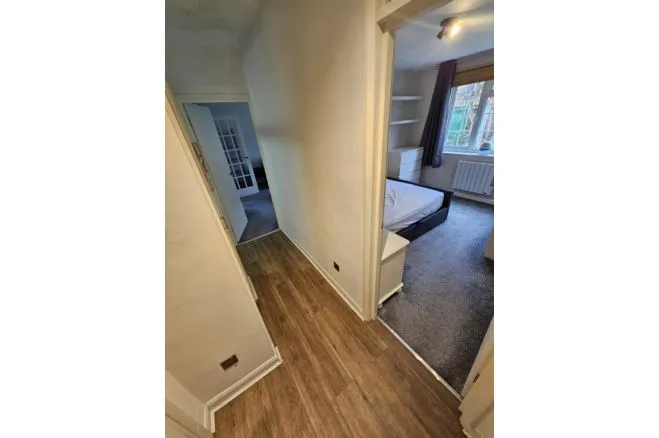 Bucklers Way, Carshalton, photo 11