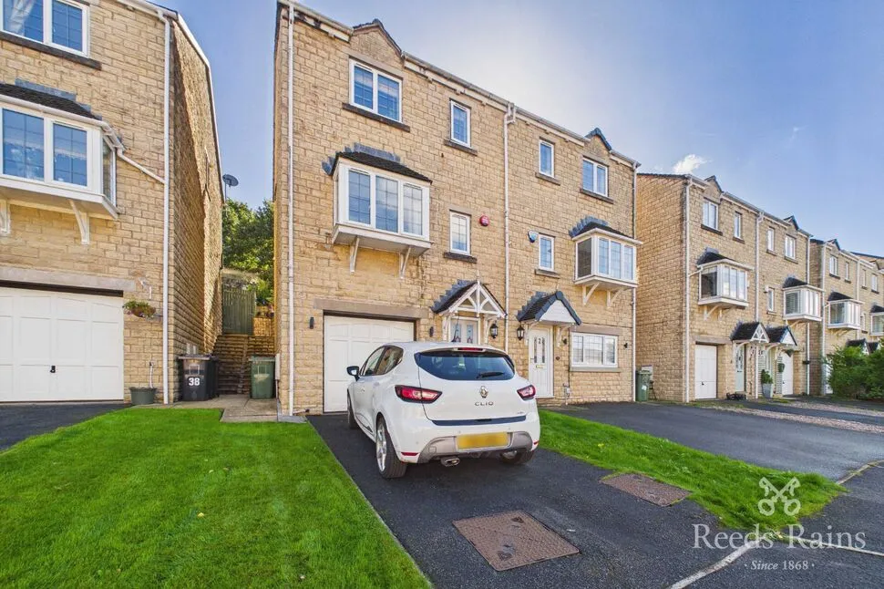 3 bed house for sale, Banks Road, Linthwaite, HD7