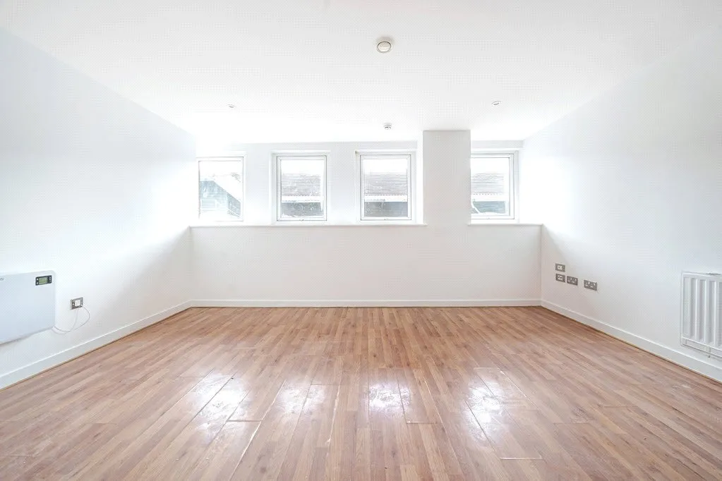 High-yield investment opportunity in the heart of Uxbridge, UB8, photo 2