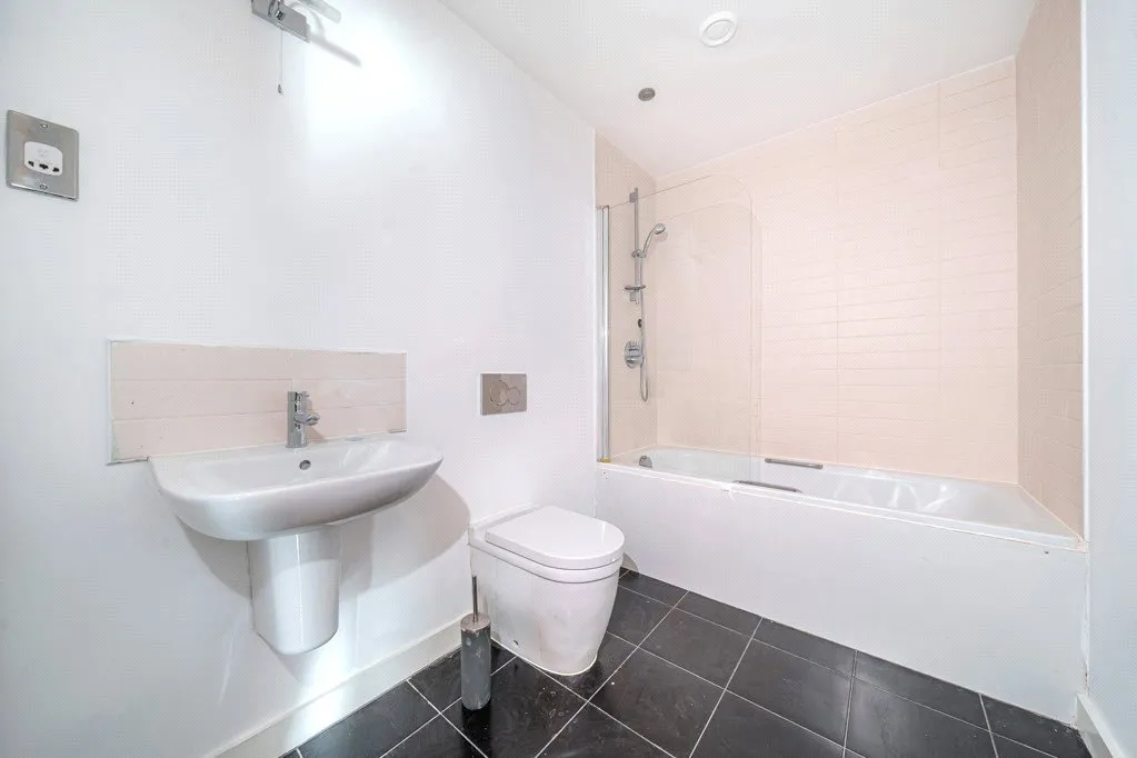 High-yield investment opportunity in the heart of Uxbridge, UB8, photo 7