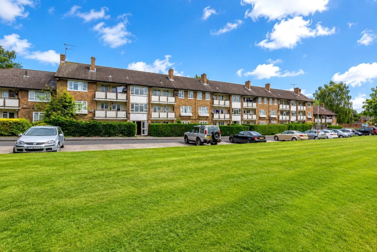 3 bed flat for sale, Ash Road, Woking, GU22