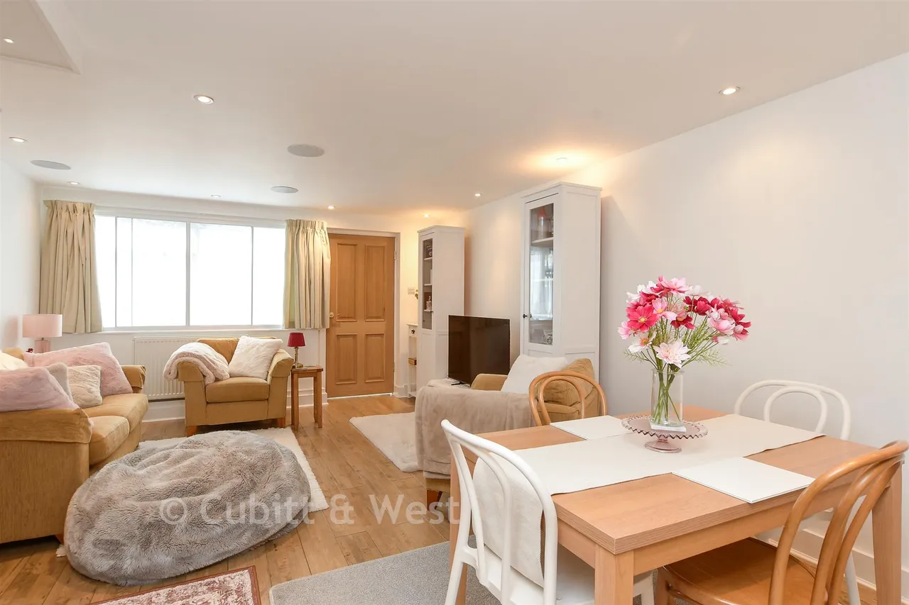 2 bed flat for sale, Doods Road, Reigate, RH2