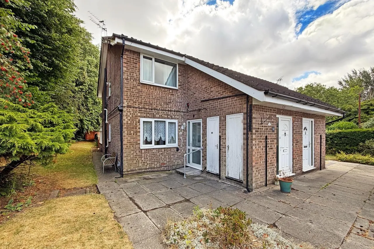 2 bed flat for sale — Threshfield Drive, Timperley WA15 6XW
