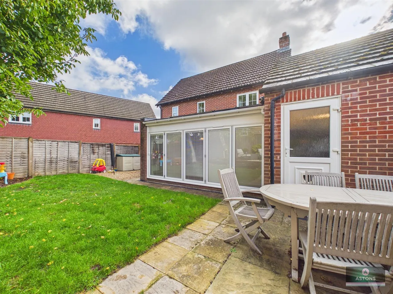 Lucas Close, Maidenbower, photo 23