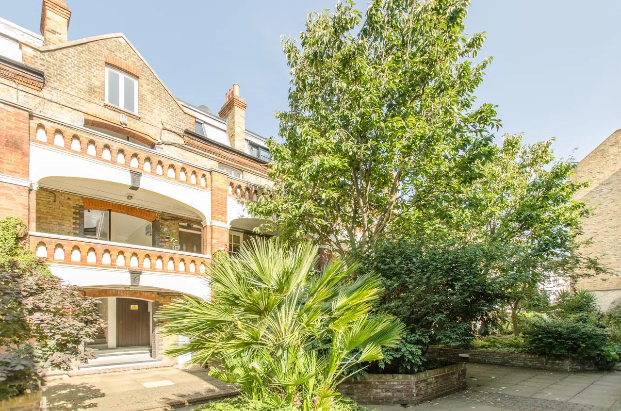flat to rent — 3 De Walden House, Allitsen Road, London