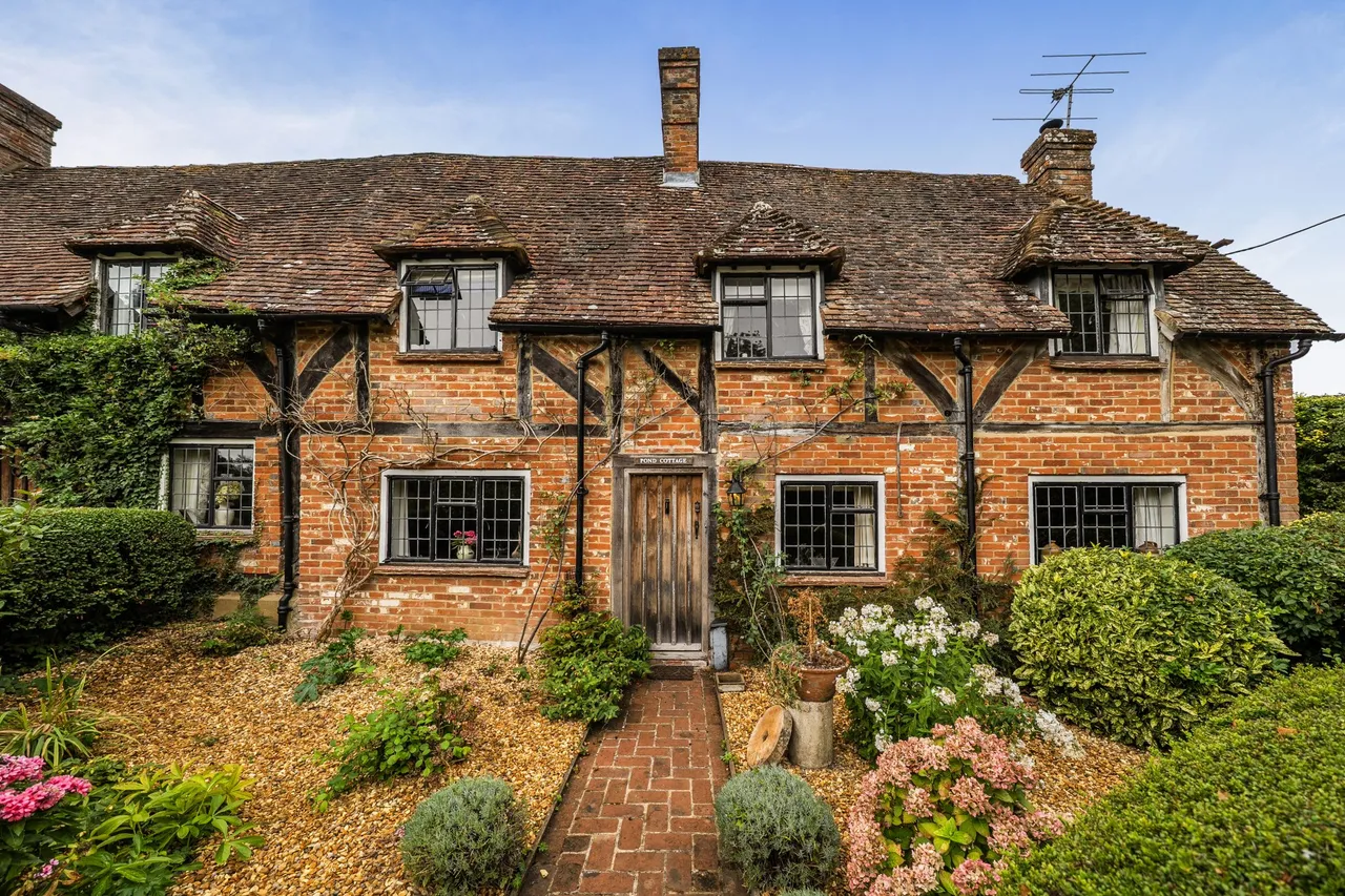 4 bed house for sale — Pond Cottage The Street, Long Sutton, Hook, RG29 1ST