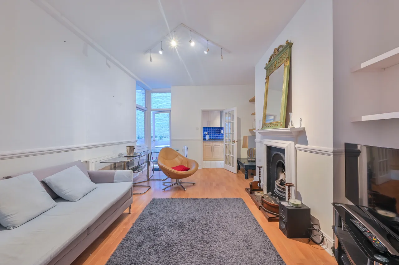 1 bed flat for sale — Lower Ground Floor Flat, 44 Courtfield Gardens, London