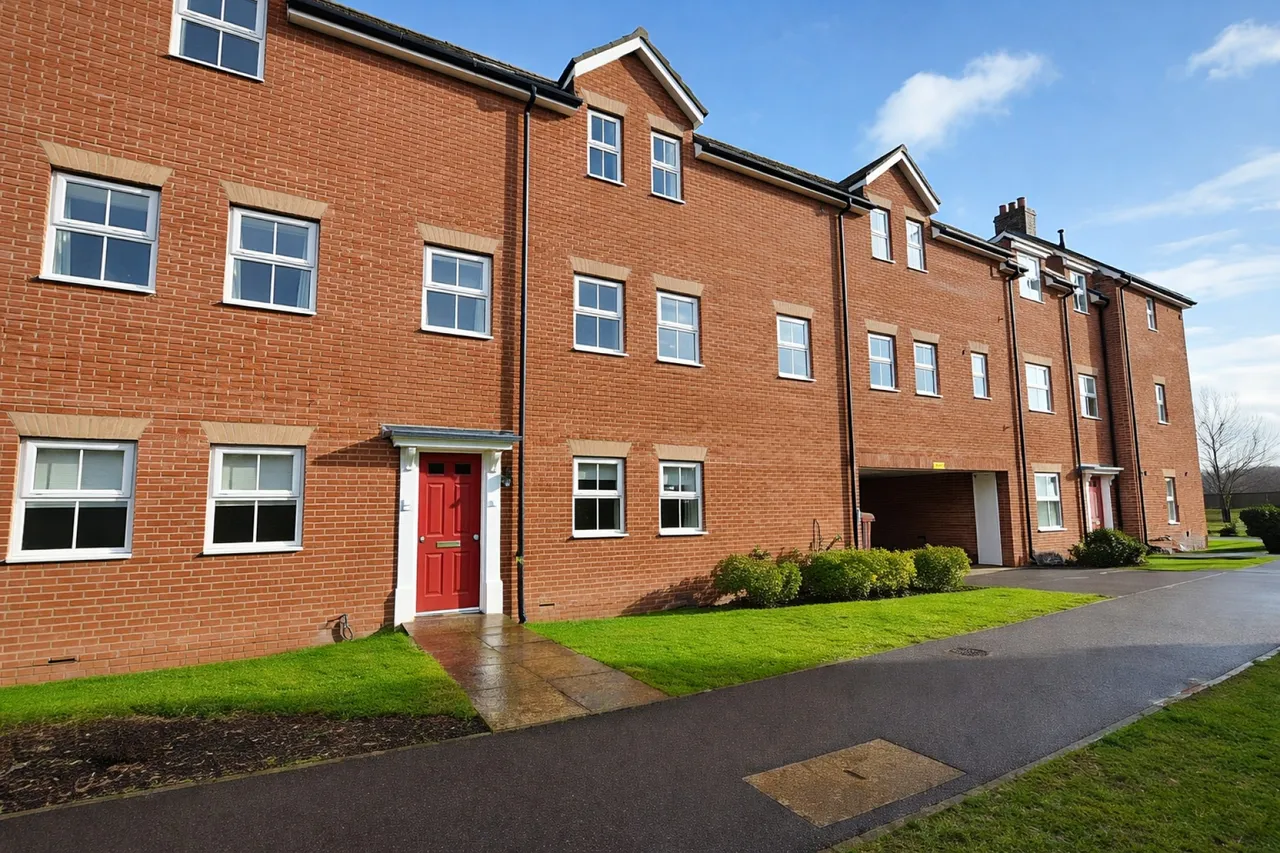 2 bed flat for sale — Sandown Drive, Bourne, PE10