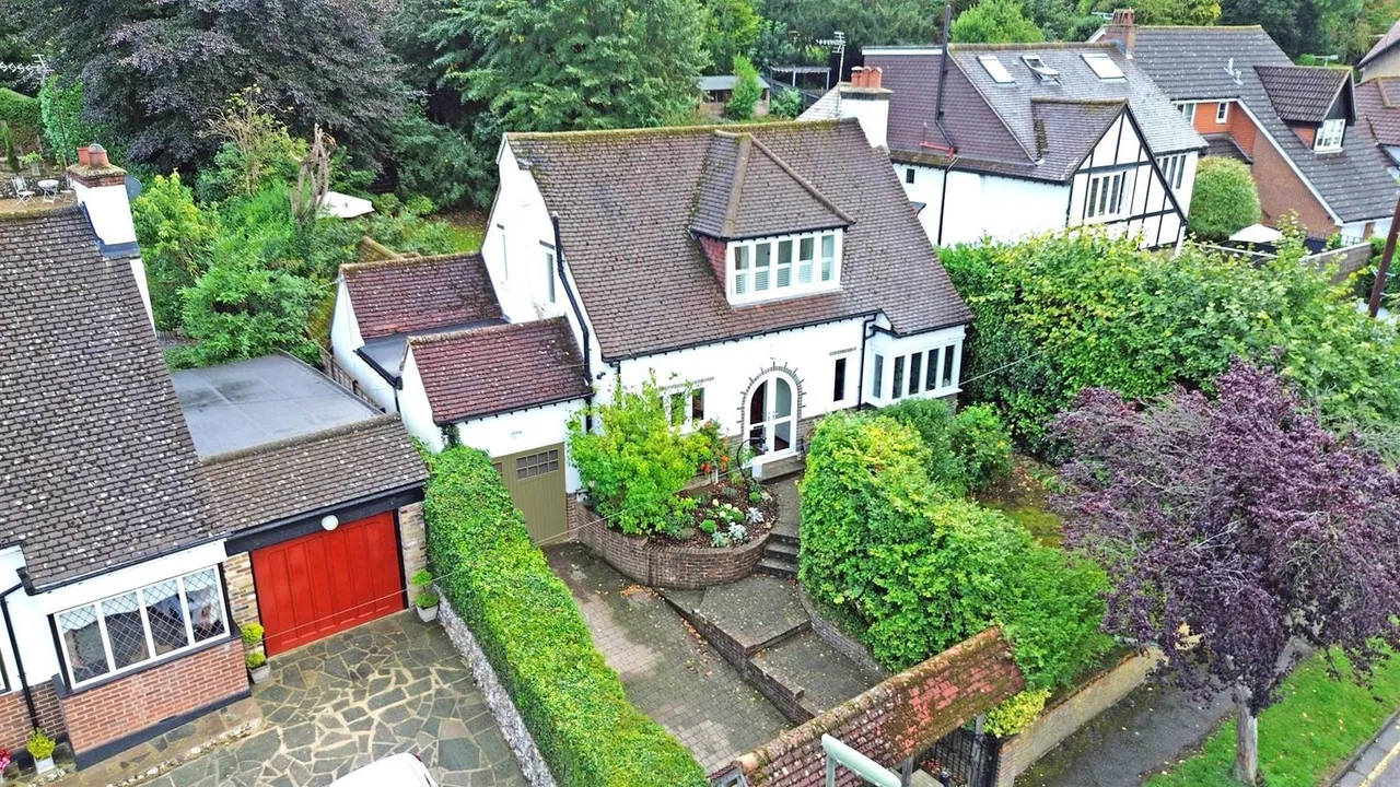 4 bed house for sale — Lackford Road, Chipstead, Coulsdon, CR5 3TA