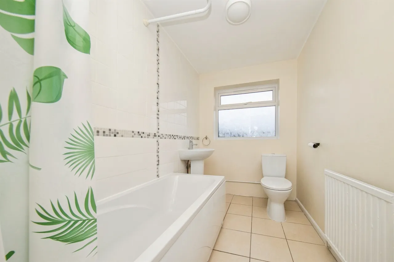 Broom Knoll, East Bergholt, CO7, photo 13