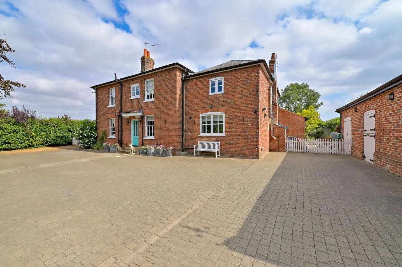 5 bed house to rent, Howe Lane, Binfield, RG42