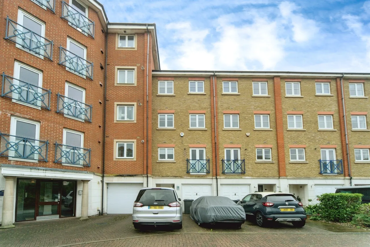 Dominica Court, Eastbourne, photo 3