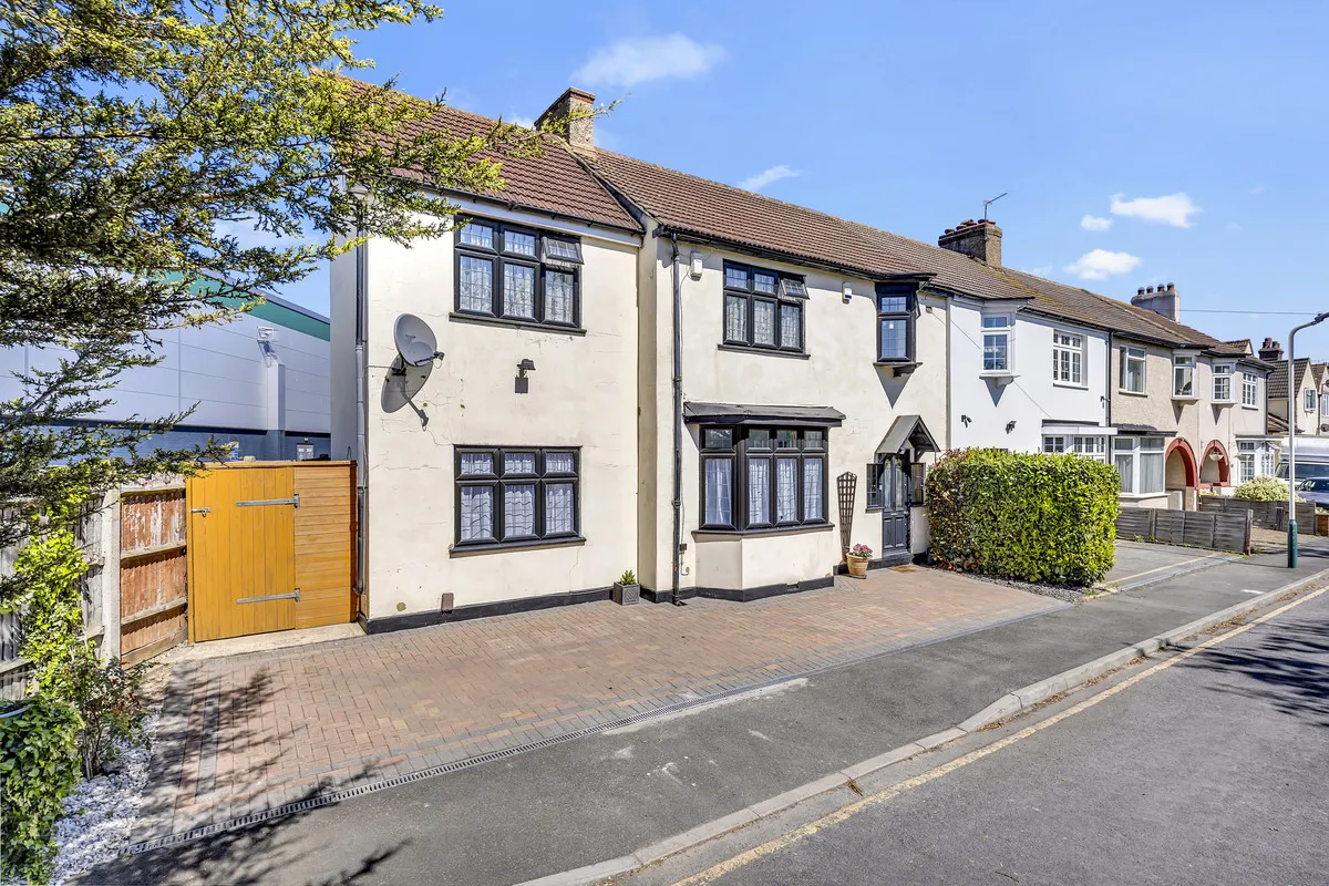 5 bed house for sale — Burnham Road, Romford, RM7 7JP