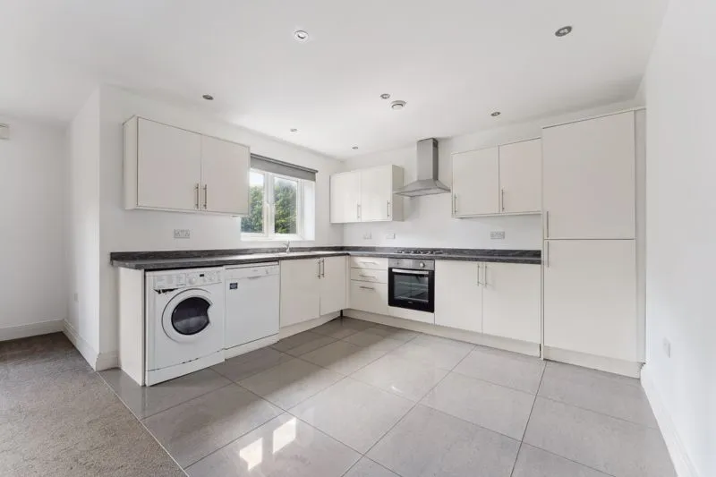 Astha Court, Kings Avenue, Greenford, photo 2