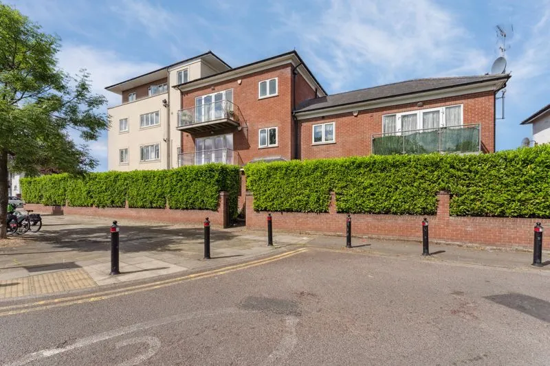 3 bed flat for sale — Astha Court, Kings Avenue, Greenford