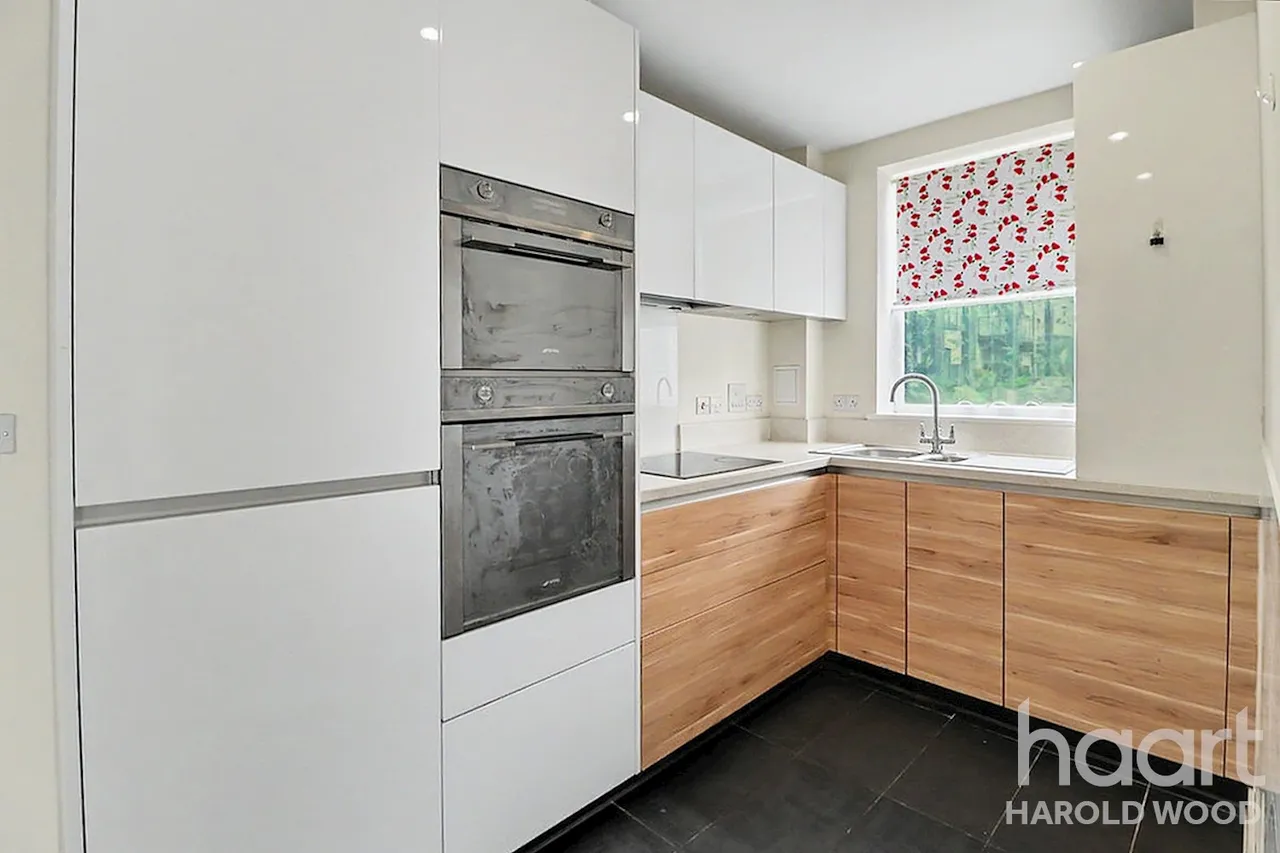 Larch Place, Harold Wood, RM3, photo 5