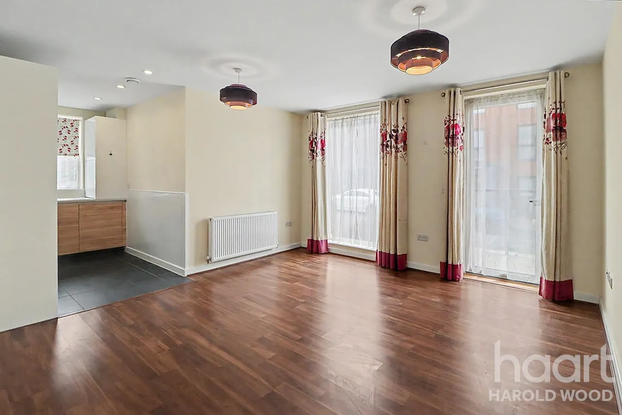 Larch Place, Harold Wood, RM3, photo 4