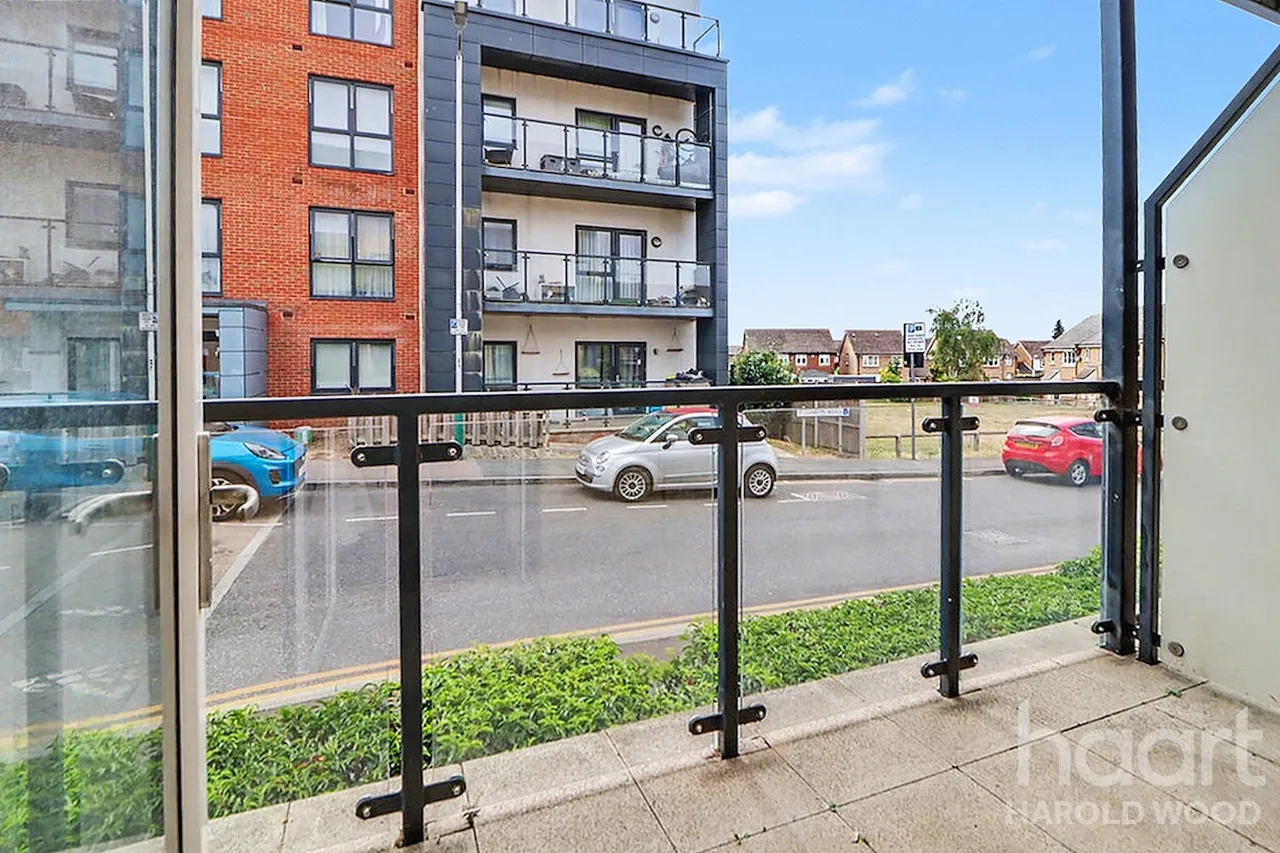 Larch Place, Harold Wood, RM3, photo 2
