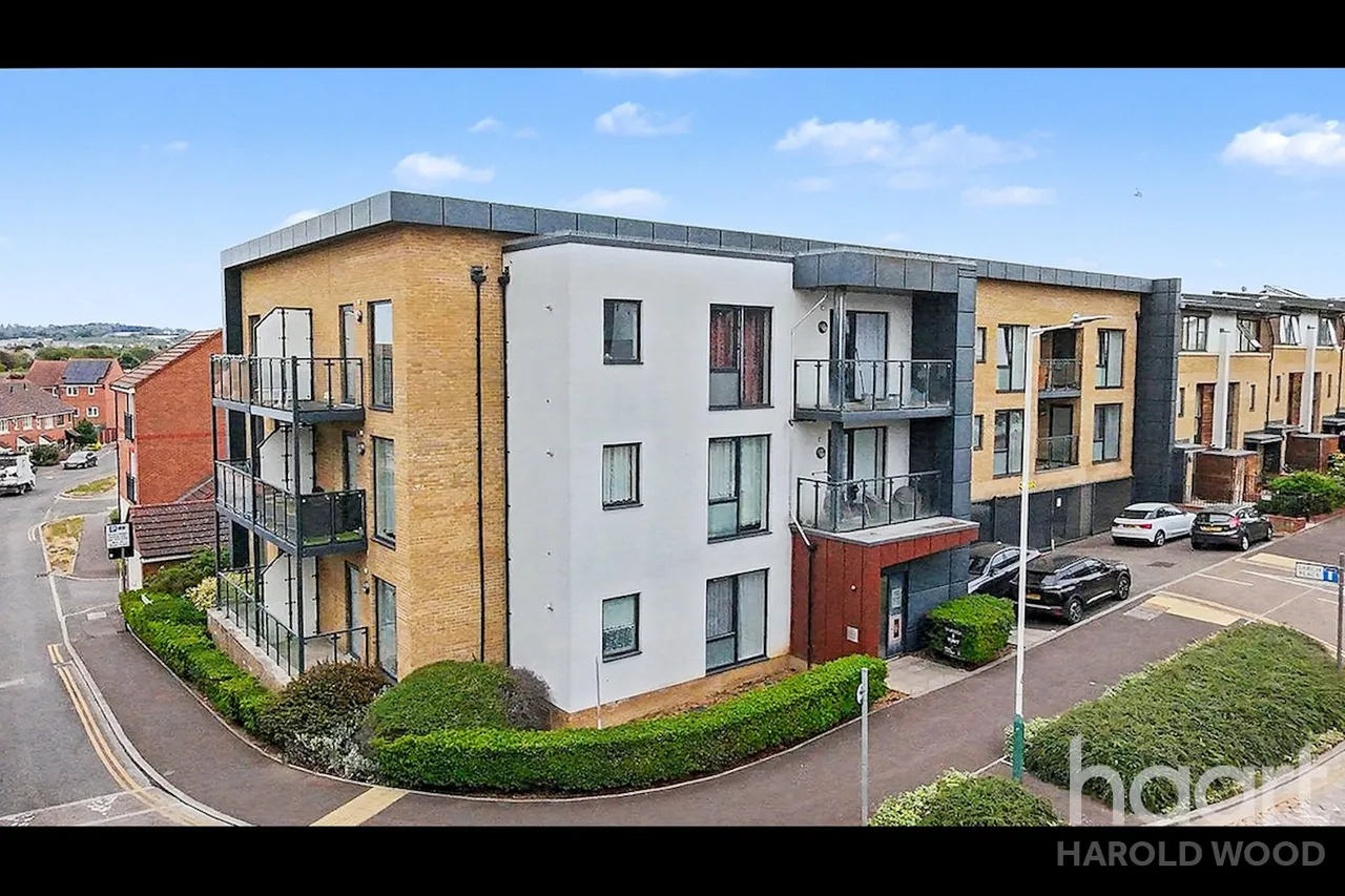1 bed flat for sale, Larch Place, Harold Wood, RM3