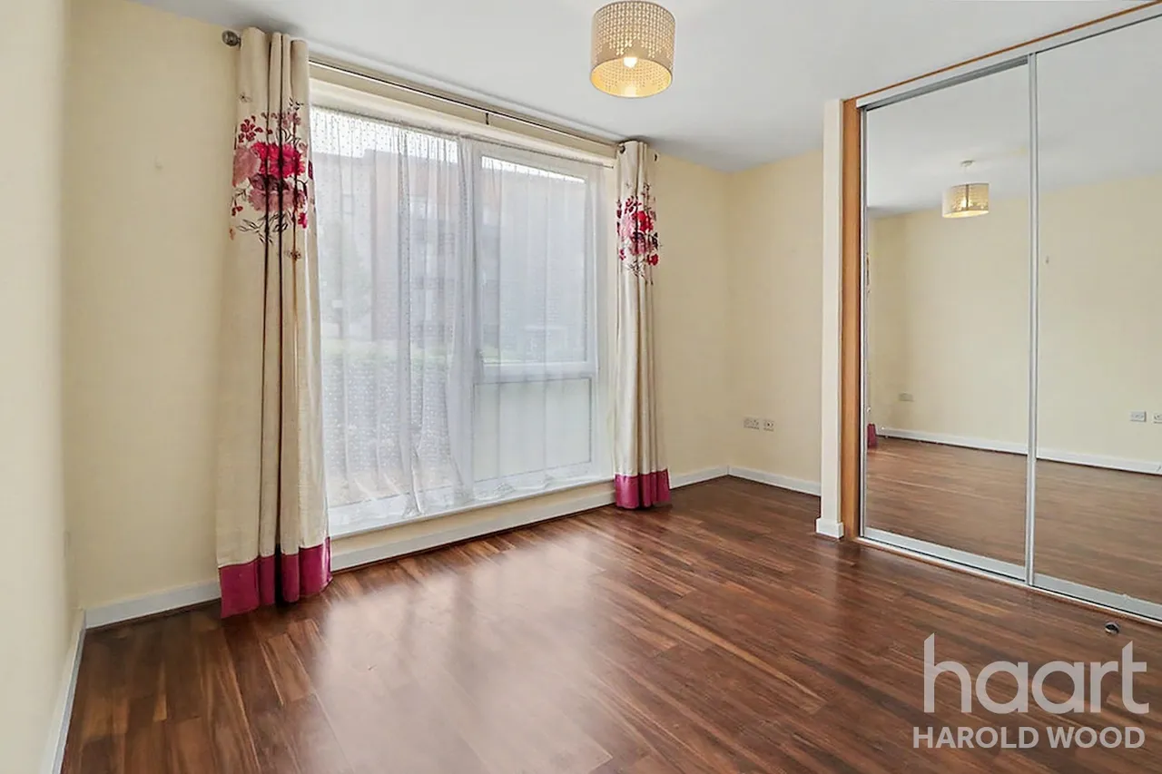 Larch Place, Harold Wood, RM3, photo 6