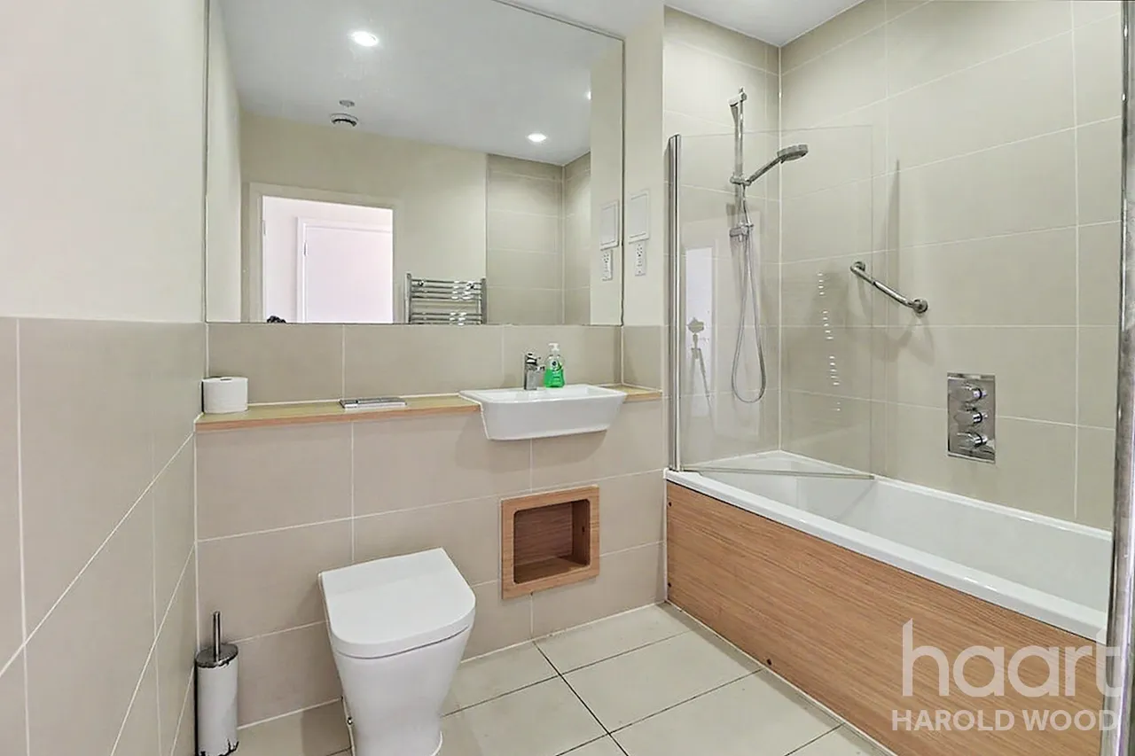 Larch Place, Harold Wood, RM3, photo 7