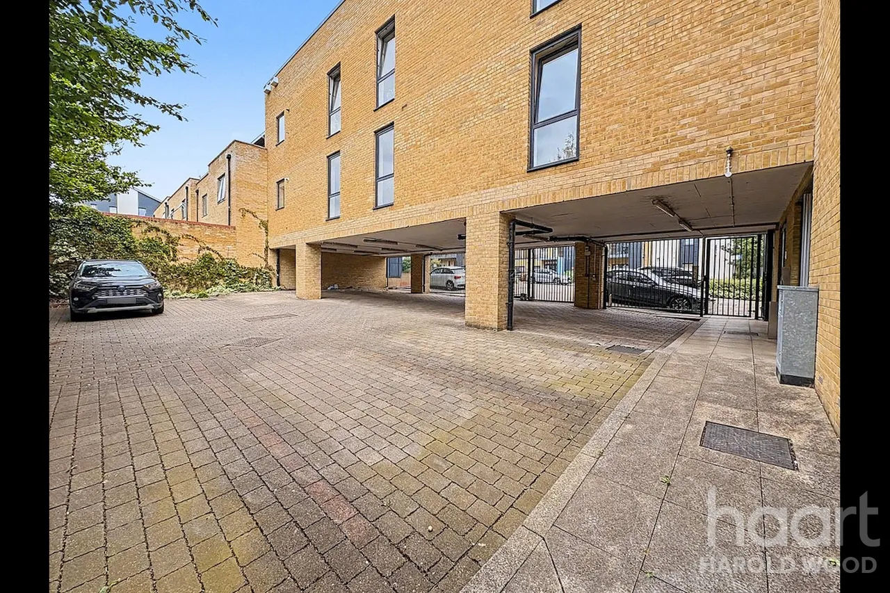 Larch Place, Harold Wood, RM3, photo 9