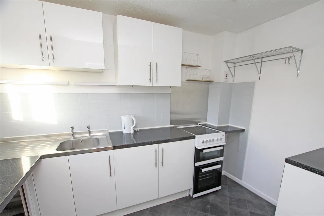 Slades Farm Road, Bournemouth, photo 6