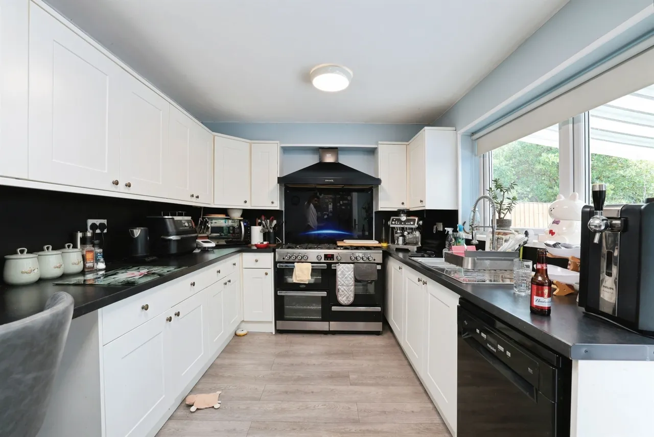 Burdett Drive, Walters Ash, High Wycombe, photo 3