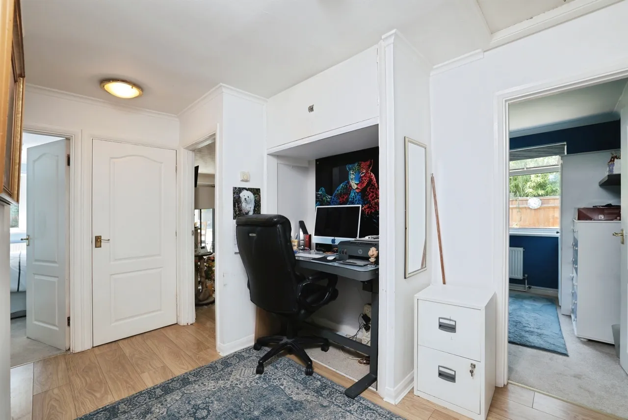 Burdett Drive, Walters Ash, High Wycombe, photo 9