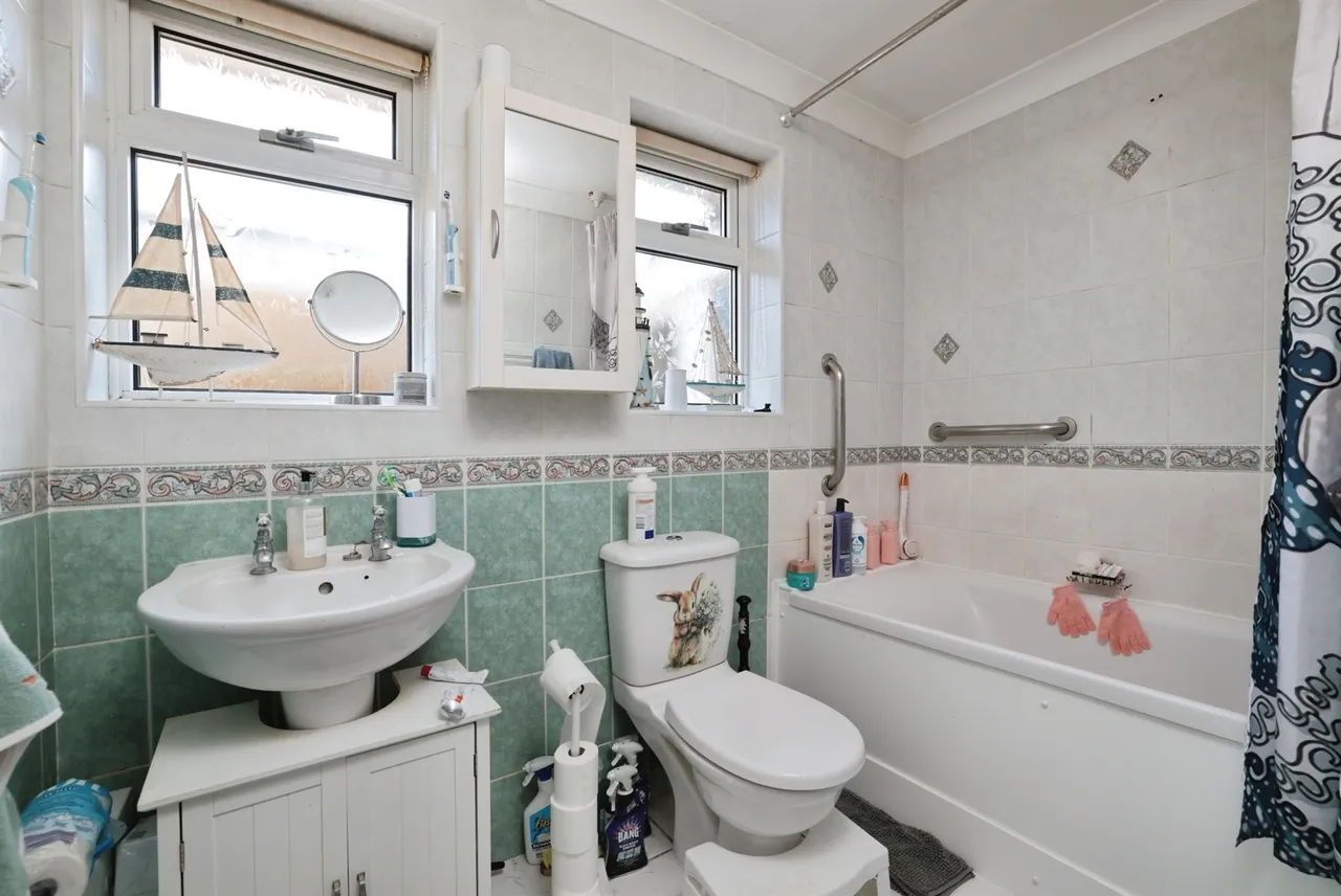 Burdett Drive, Walters Ash, High Wycombe, photo 8