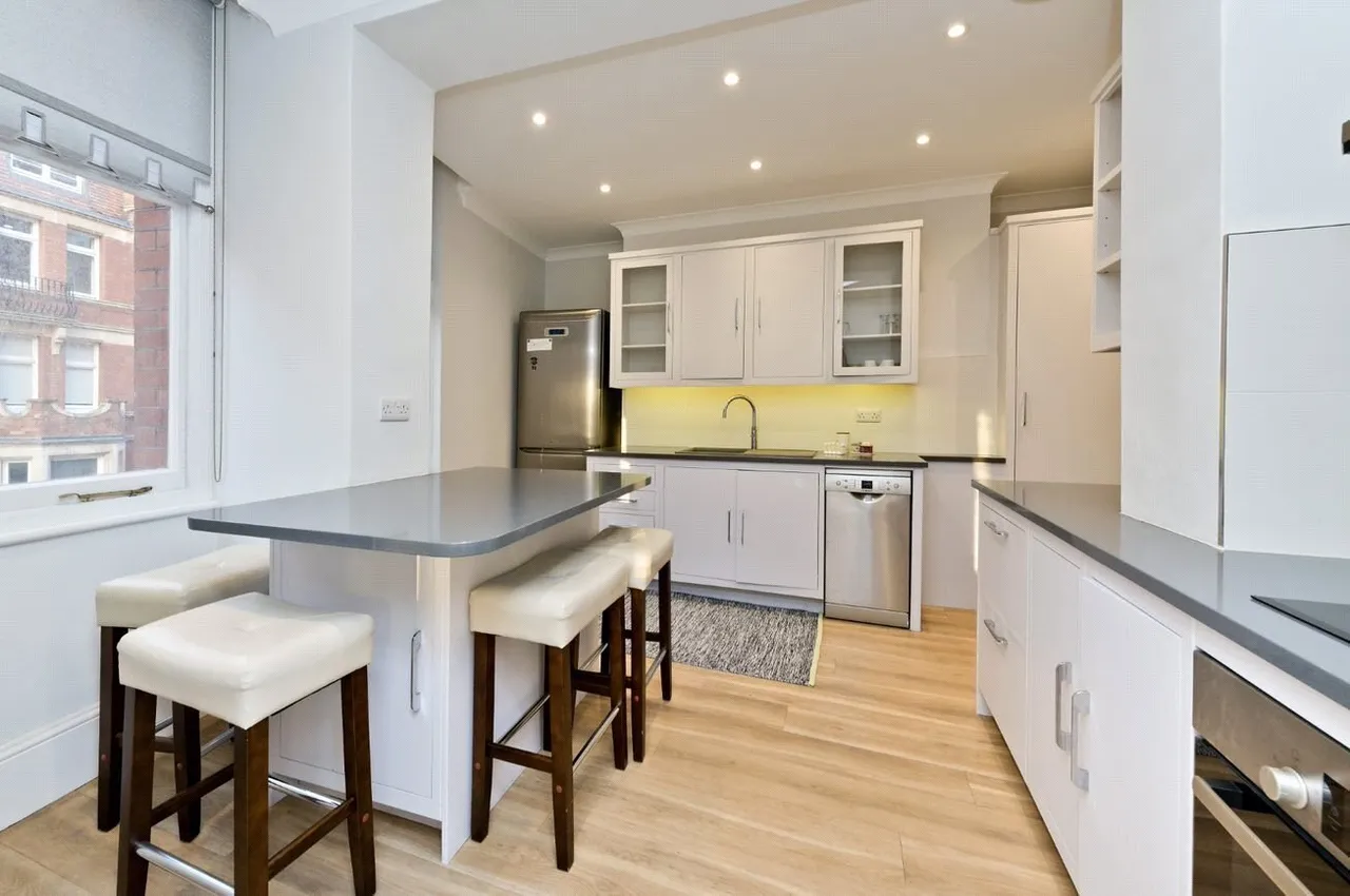 Iverna Court, Kensington, W8, photo 2