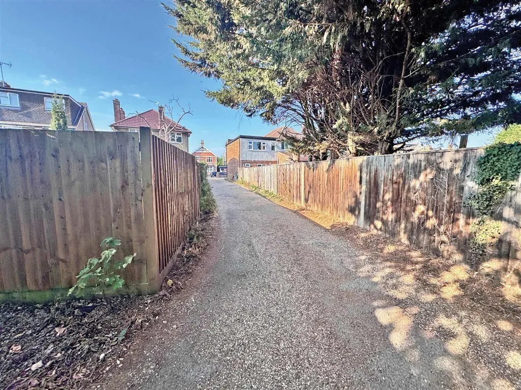 Wendover Road, Staines-Upon-Thames, TW18, photo 5