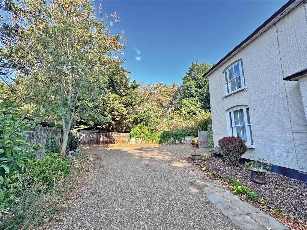 Wendover Road, Staines-Upon-Thames, TW18, photo 4