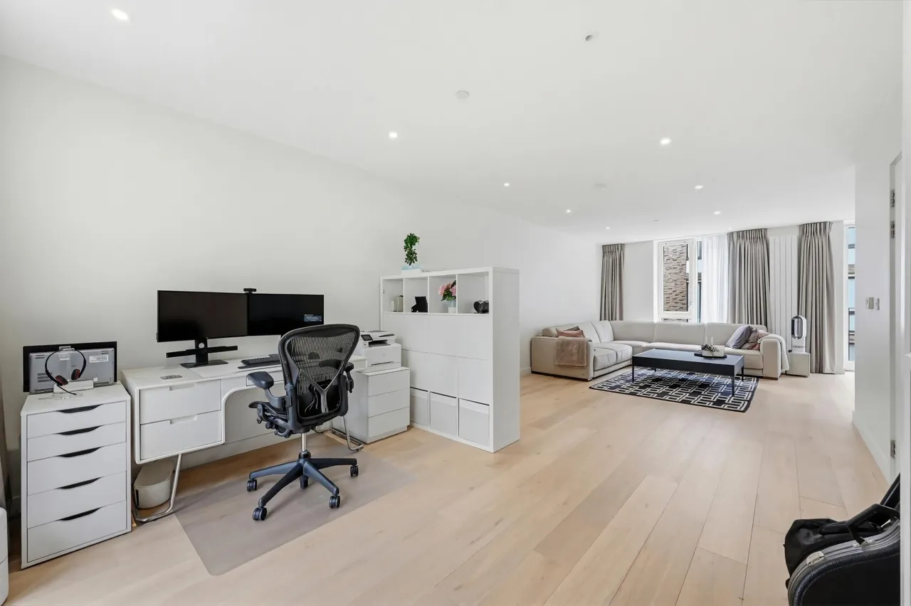 Schooner Road, Royal Wharf, E16, photo 6
