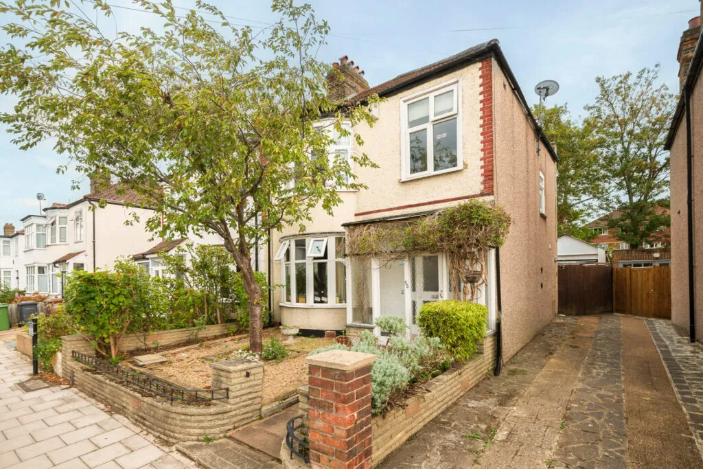 3 bed property for sale — Dallinger Road - Lee - London - SE12