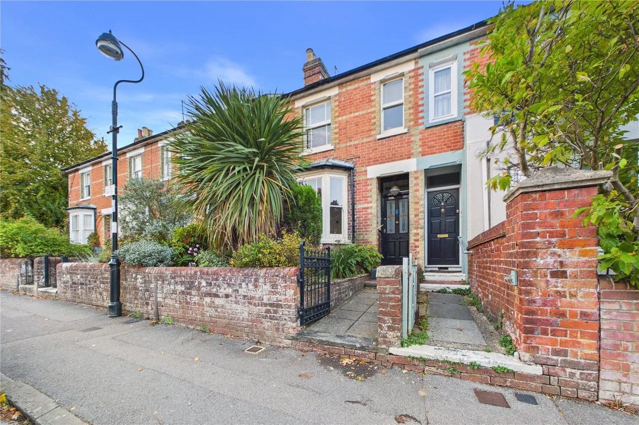 2 bed house to rent, Cliddesden Road, Basingstoke, RG21