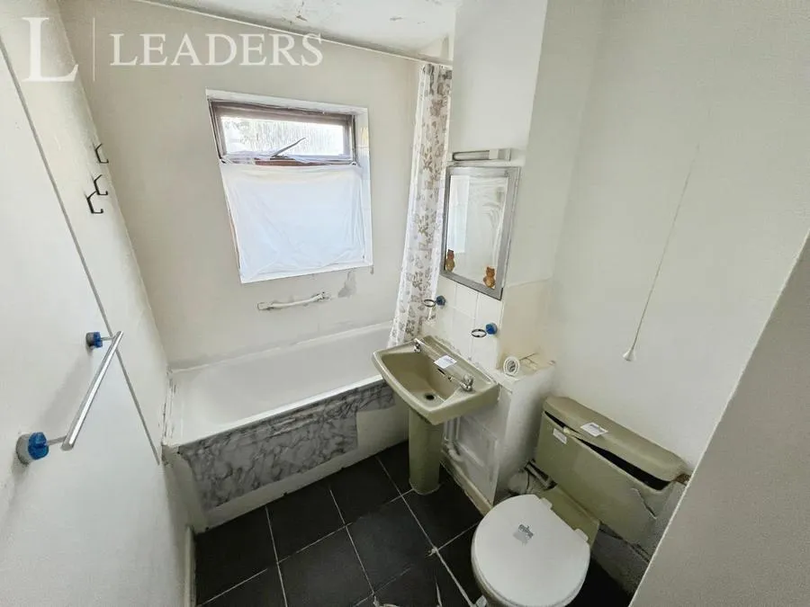Brighton Road, Crawley, RH10, photo 5