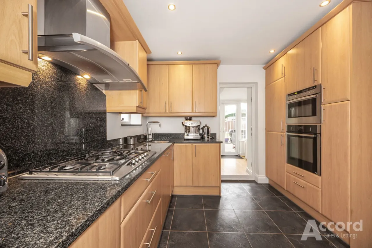 Garry Close, Romford, RM1, photo 9