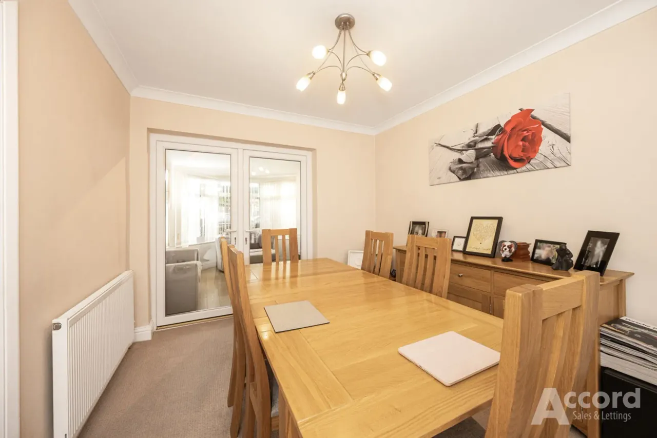 Garry Close, Romford, RM1, photo 5