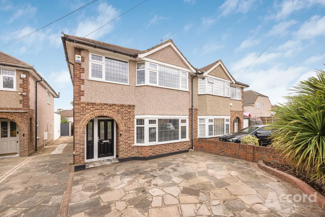 3 bed house for sale — Garry Close, Romford, RM1