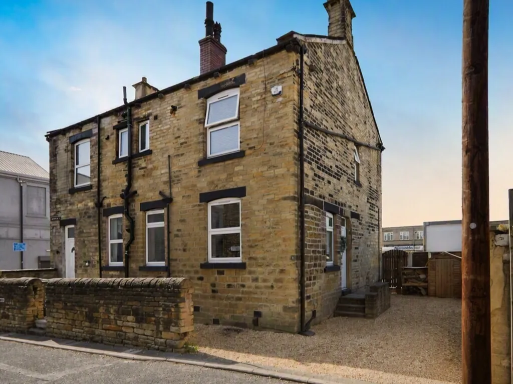 3 bed house for sale — Laburnum Street, Farsley, Pudsey