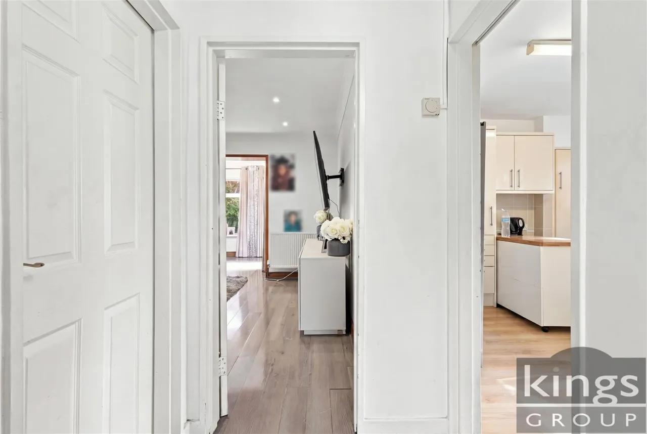 Tudor Crescent, Enfield, photo 11